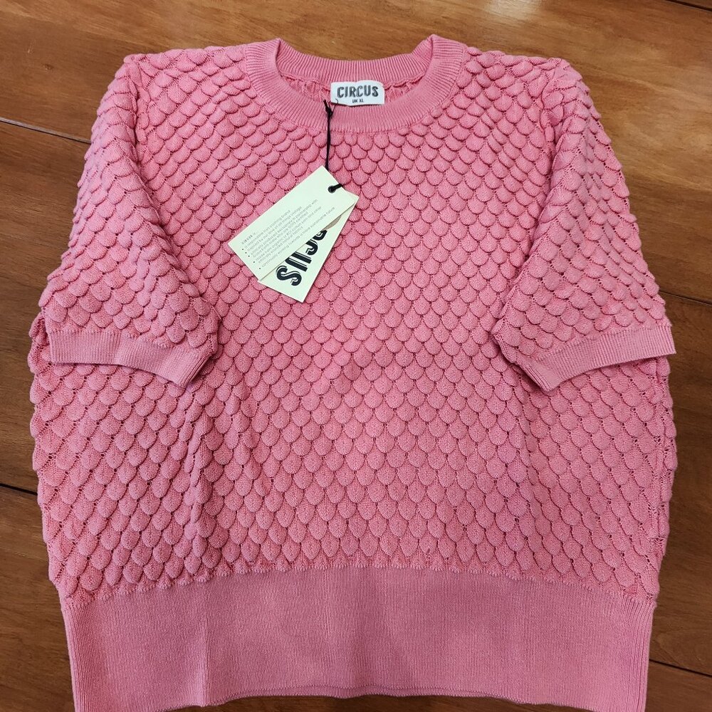 Pink scale pattern knit sweater